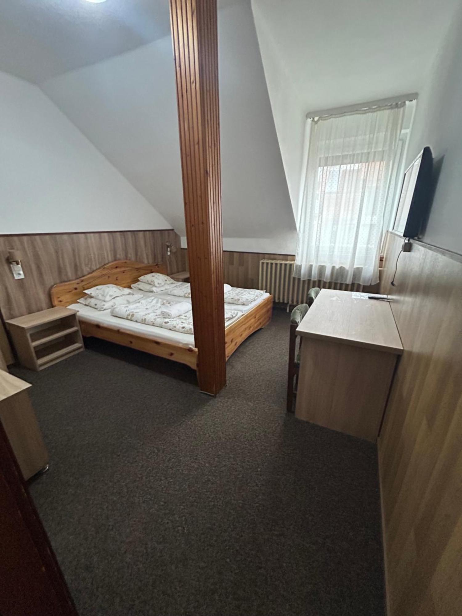 Hotel Rózsakert Panzió Nyíregyháza Exterior foto