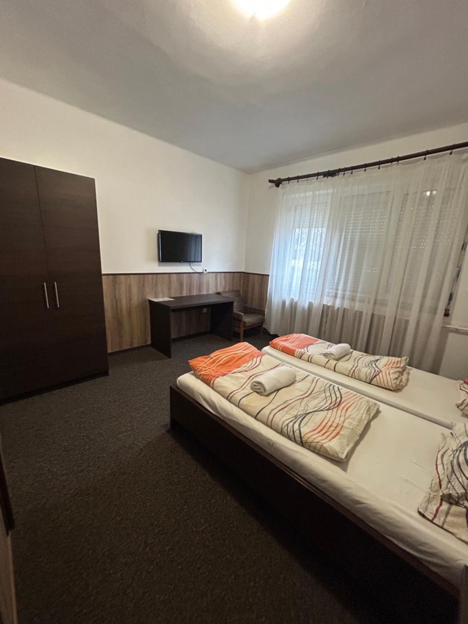 Hotel Rózsakert Panzió Nyíregyháza Exterior foto
