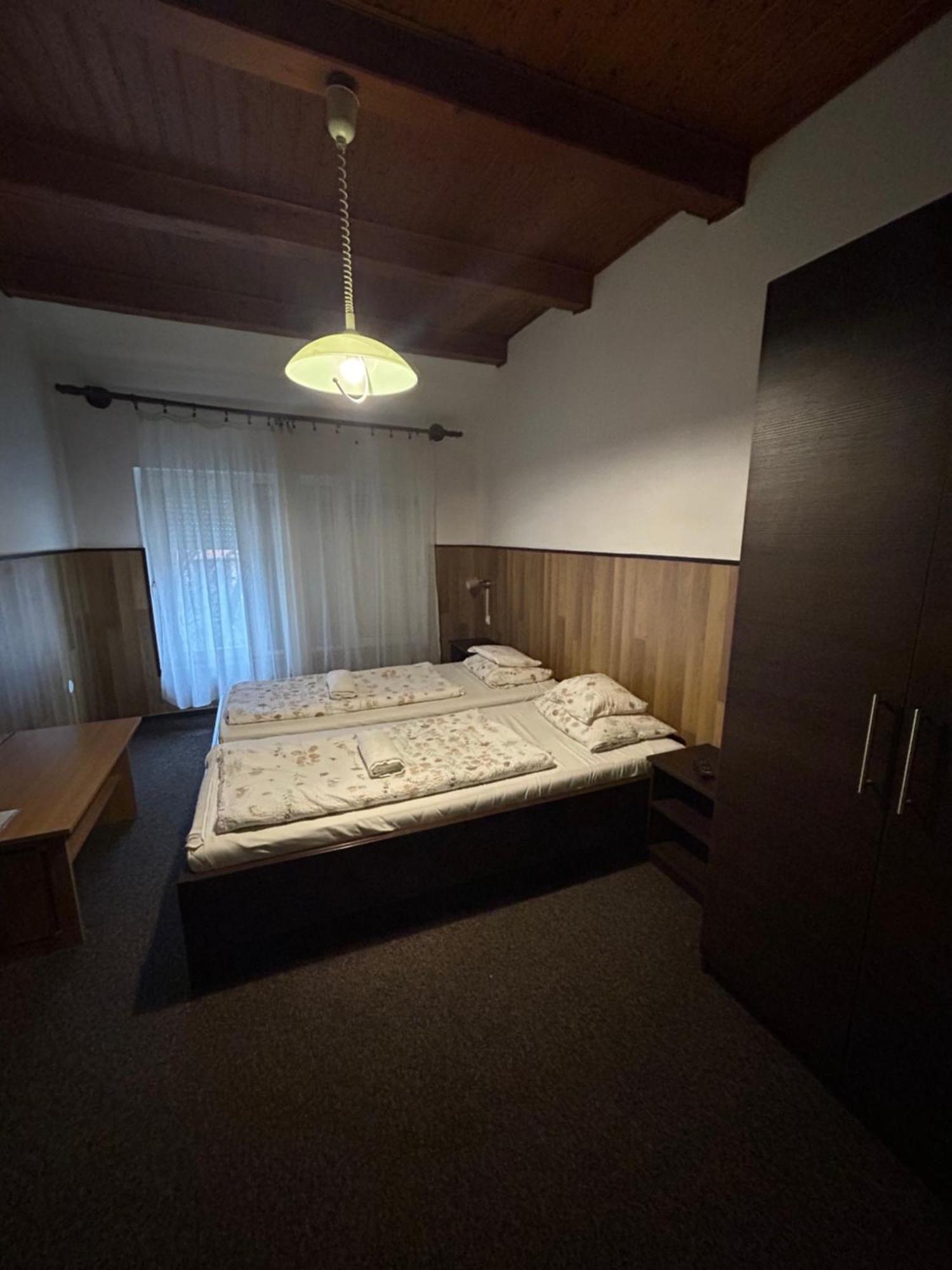 Hotel Rózsakert Panzió Nyíregyháza Exterior foto