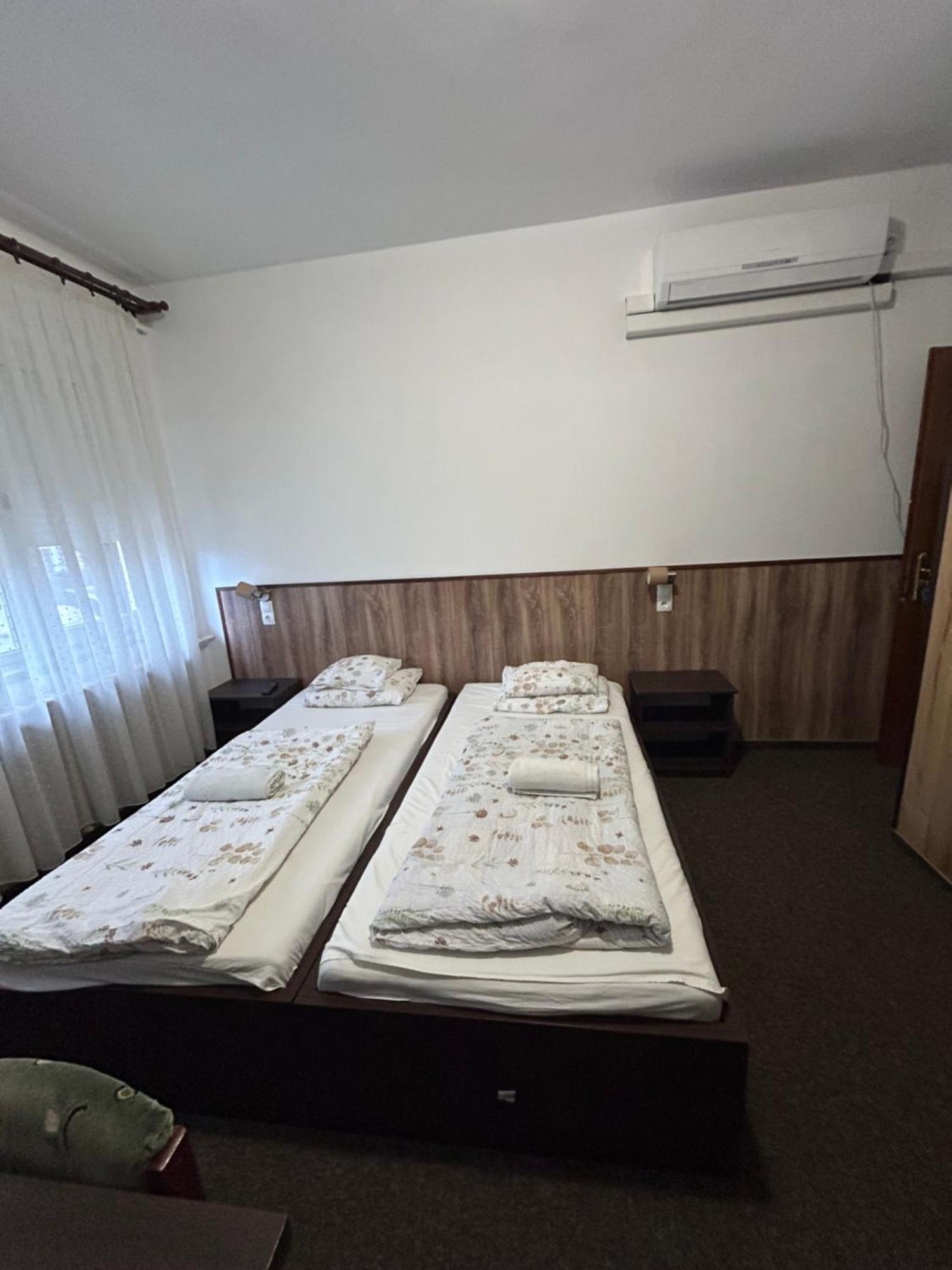Hotel Rózsakert Panzió Nyíregyháza Exterior foto